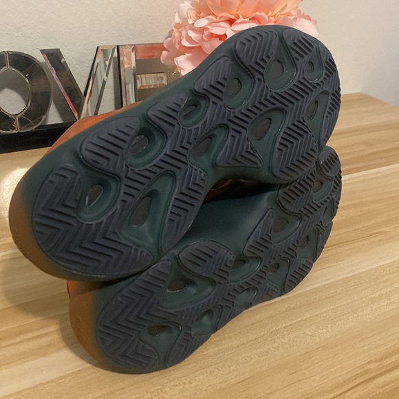 🚨🚨NEW YEEZY 700🚨🚨 size 9.5 - Picture 6 of 7